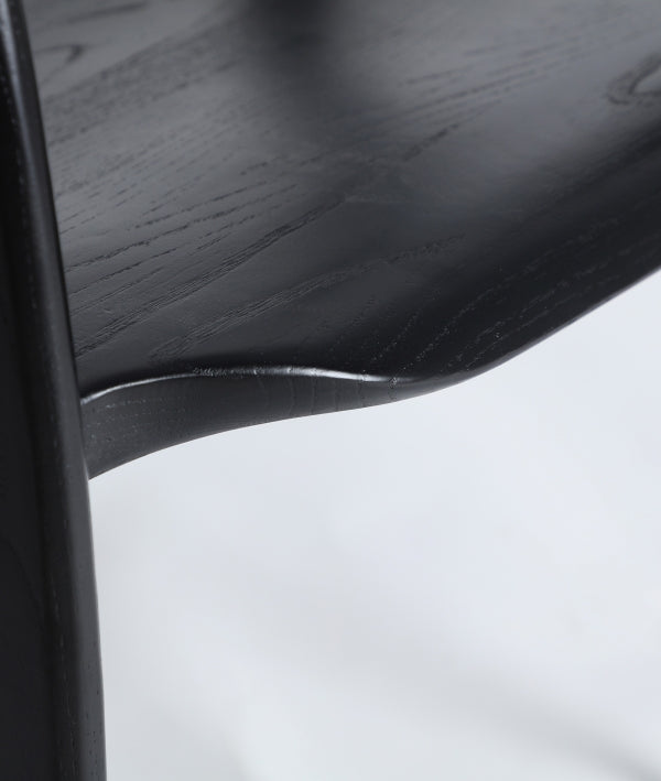 Liam – leichter Sessel aus Ulmenholz im Contemporary-Stil