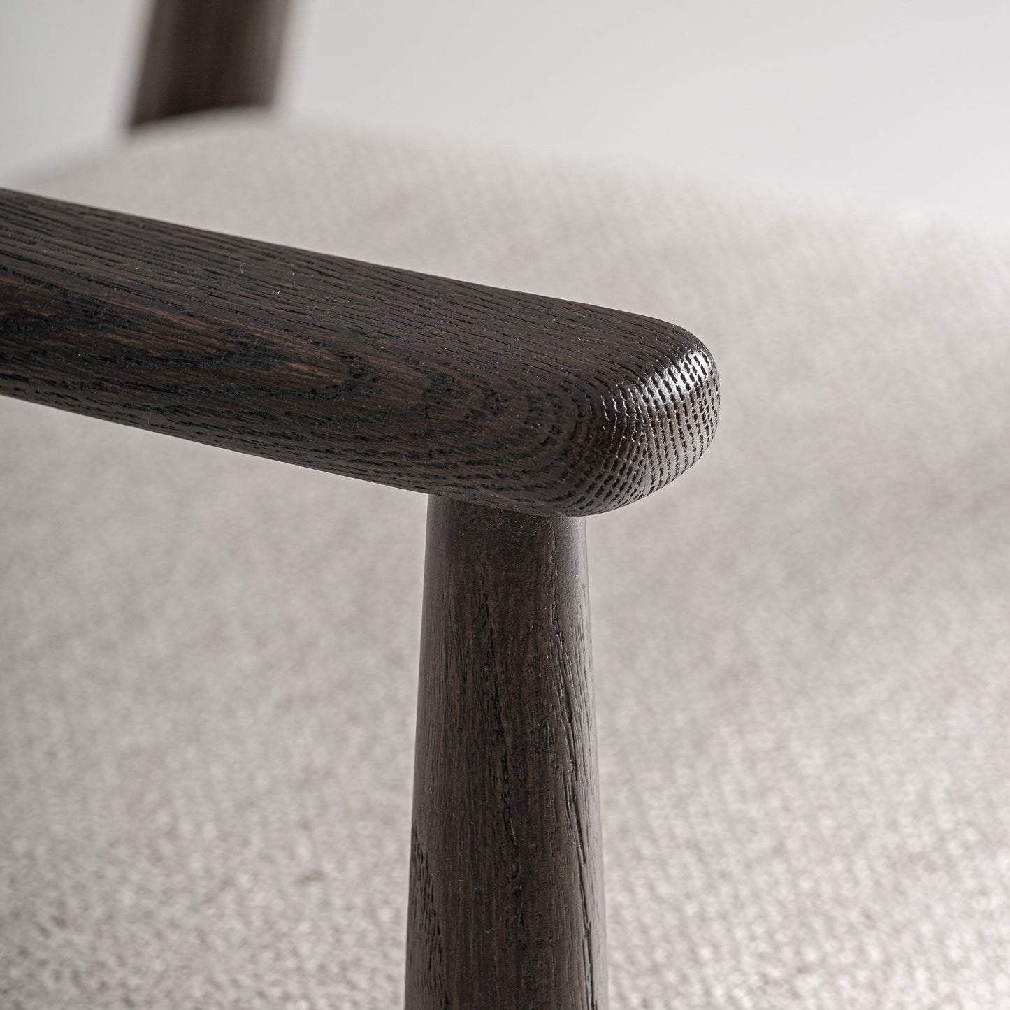 Toni – moderner Sessel aus Eschenholz im Contemporary-Stil