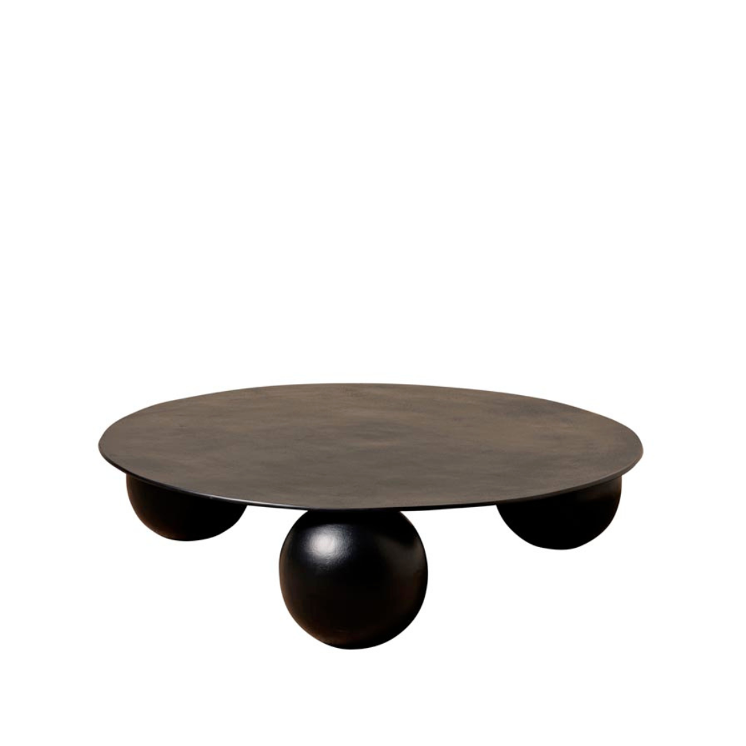 Runder Beistelltisch ohne Ecken und Kanten, ideal für Wohnzimmer oder Leseecke. Elegant und verspielt zugleich, fügt sich harmonisch in moderne und gemütliche Einrichtungsstile ein.
